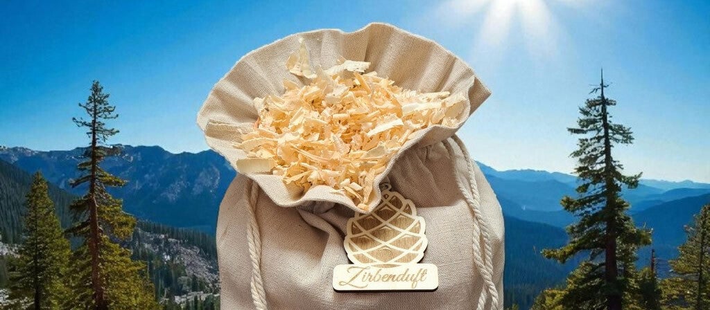 Zirbenduftsack XL als ruhige Alternative zum Zirbenkissen auf einem Bett im Schlafzimmer