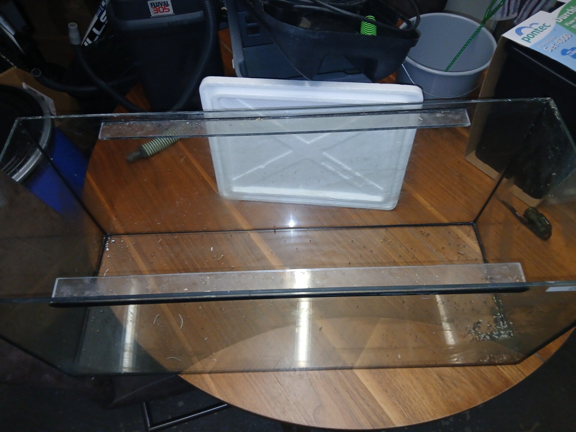 Aquarium 84L 15,00€ www.2handaquaristik.de