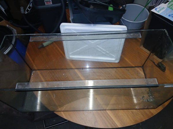 Aquarium 84L 15,00€ www.2handaquaristik.de