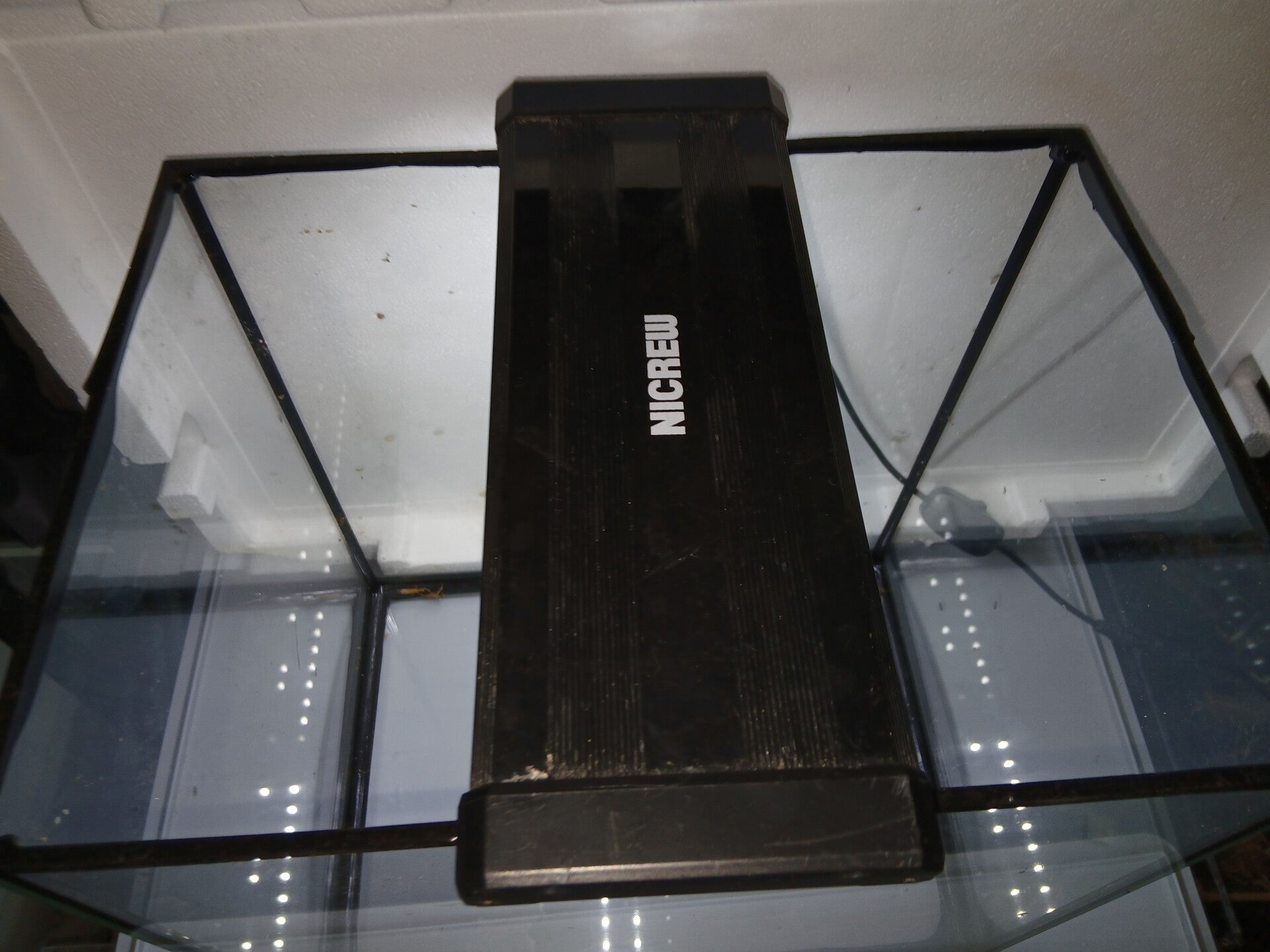 30L Aquarium mit Beleuchtung 15,00€  www.2handaquaristik.de