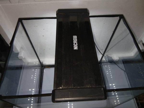 30L Aquarium mit Beleuchtung 15,00€  www.2handaquaristik.de