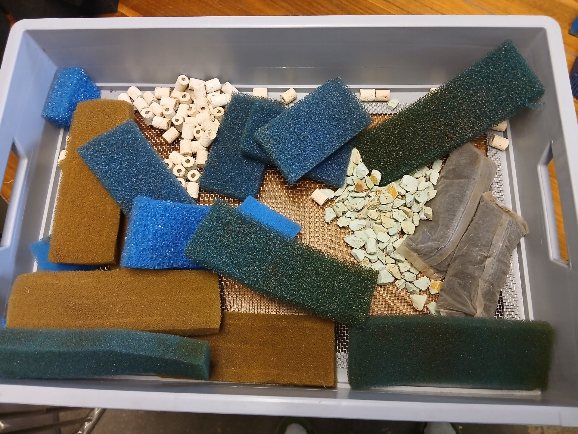 Restposten Filter Zubehör Aquaristik. Wie abgebildet Filtermaterial: Filtermatten, Granulat,  Aktivkohle Säcke. Alles zusammen 5,00€  www.2handaquaristik.de