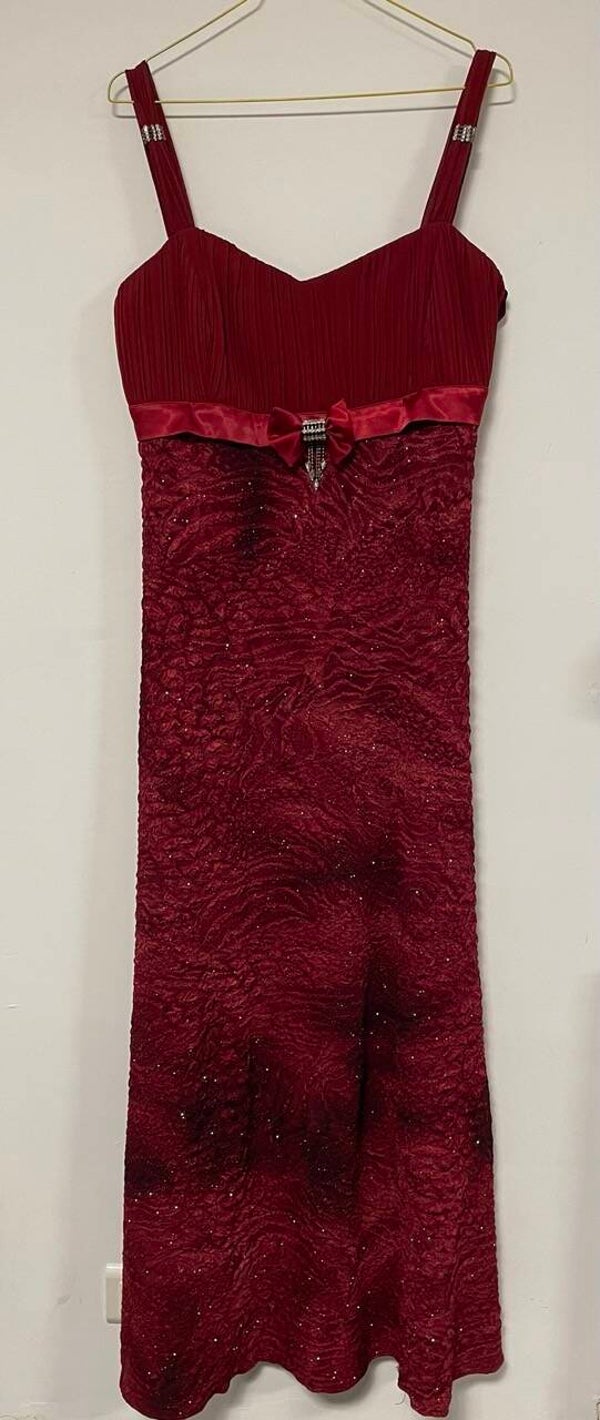Rotes Kleid mit Schleife