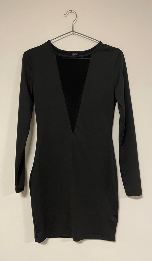 Schwarzes Kleid mit Ausschnitt