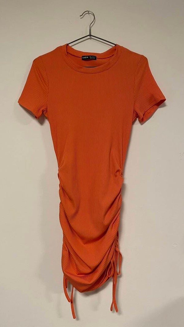 Orangenes Kleid
