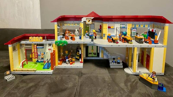 Playmobil Große Schule mit Einrichtung & Turnsaal