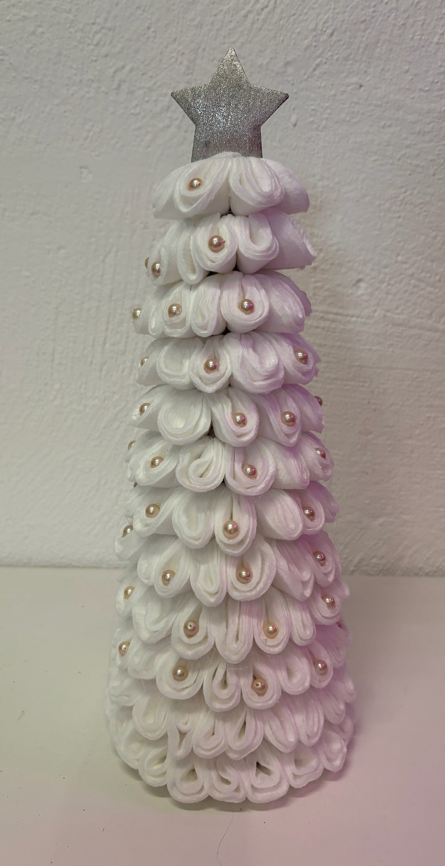 Wattebaum im Weinachtsdesign