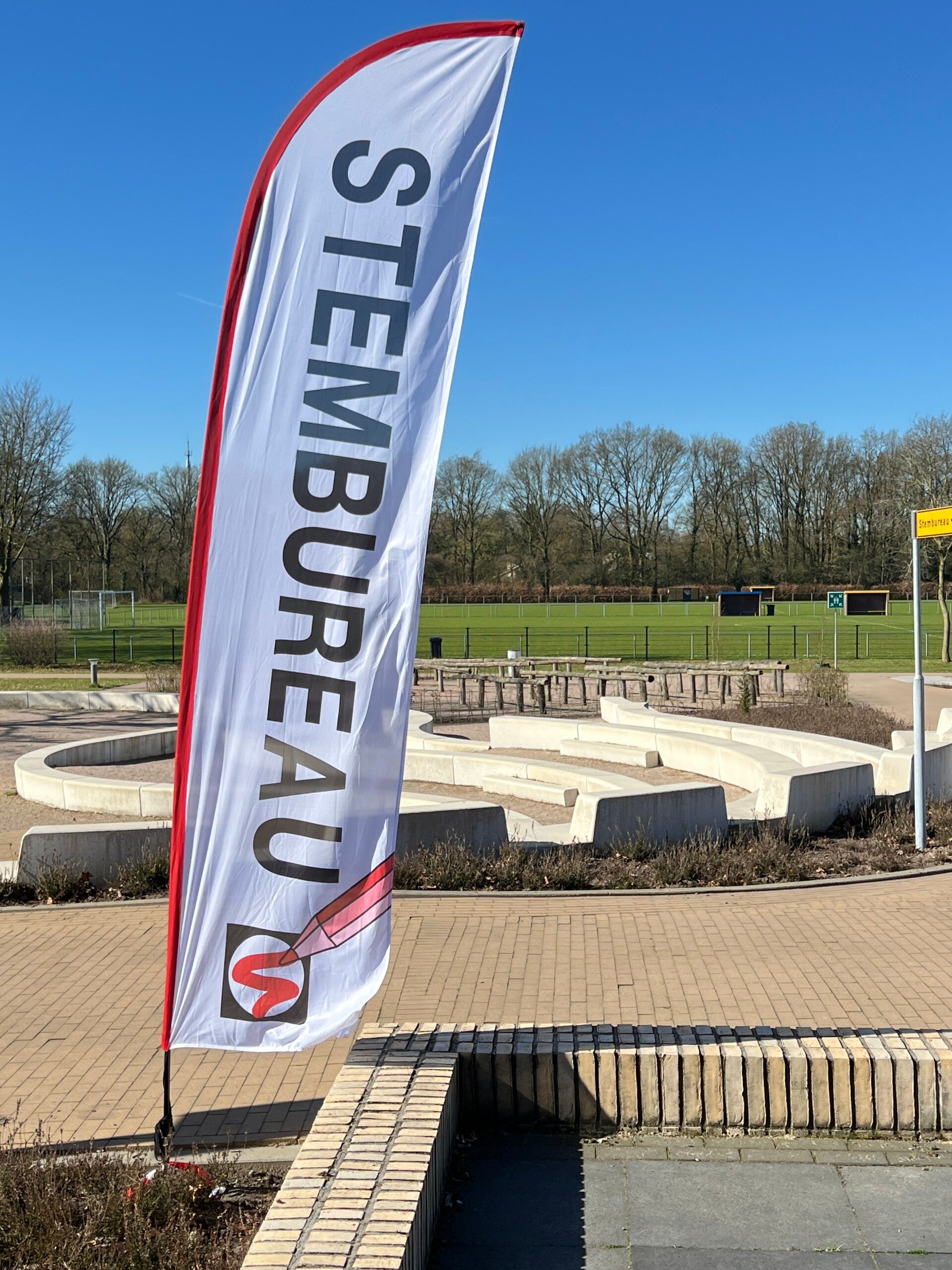 Stembureau banner bij De Wiltsangh