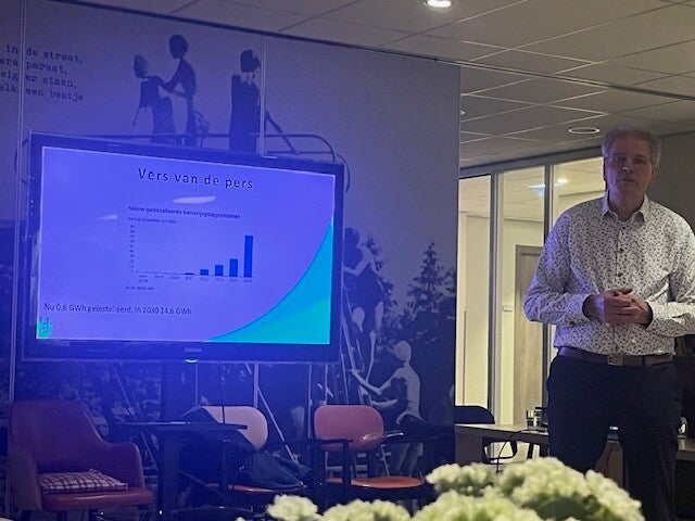 Foto van Jan Riemersma die zijn presentatie geeft