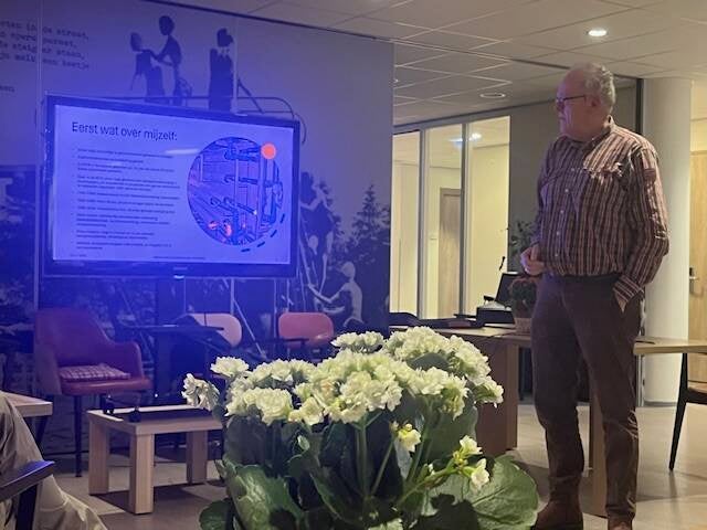 Foto van Rob Breet die zijn presentatie geeft