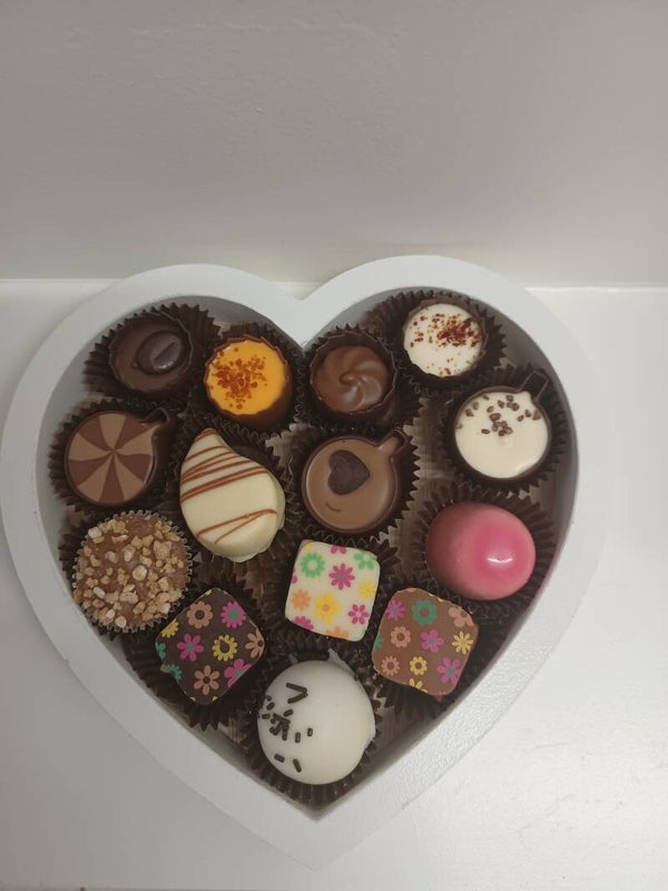 Hartvormig houten plateau met pralines
