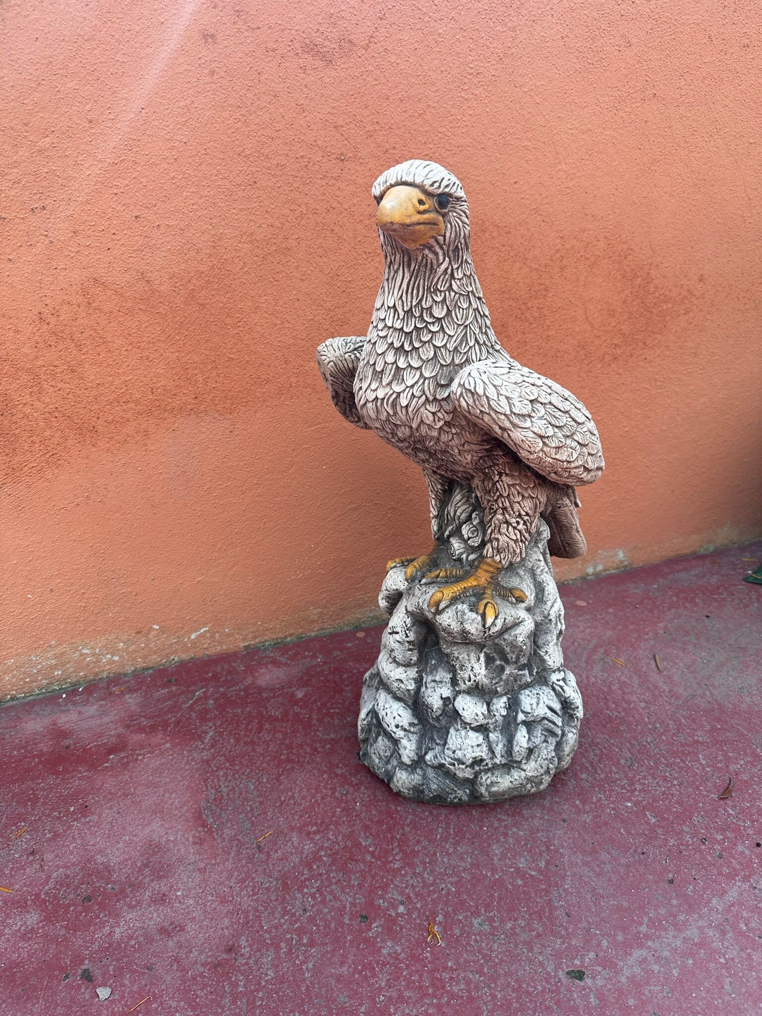 Aguila real figura decorativa