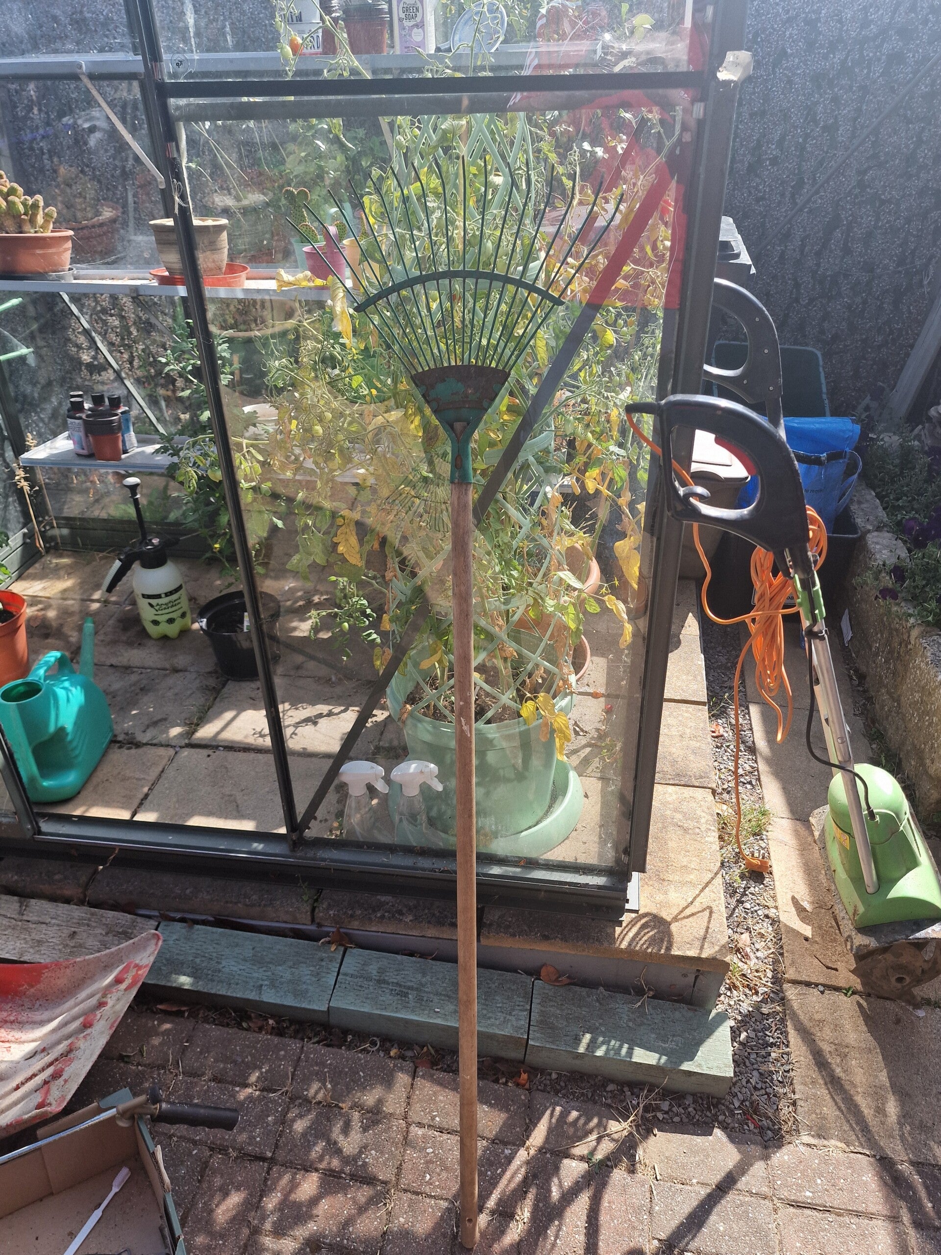 peter-cleaver-8_hand-tools_leaf-rakes-standard.jpg