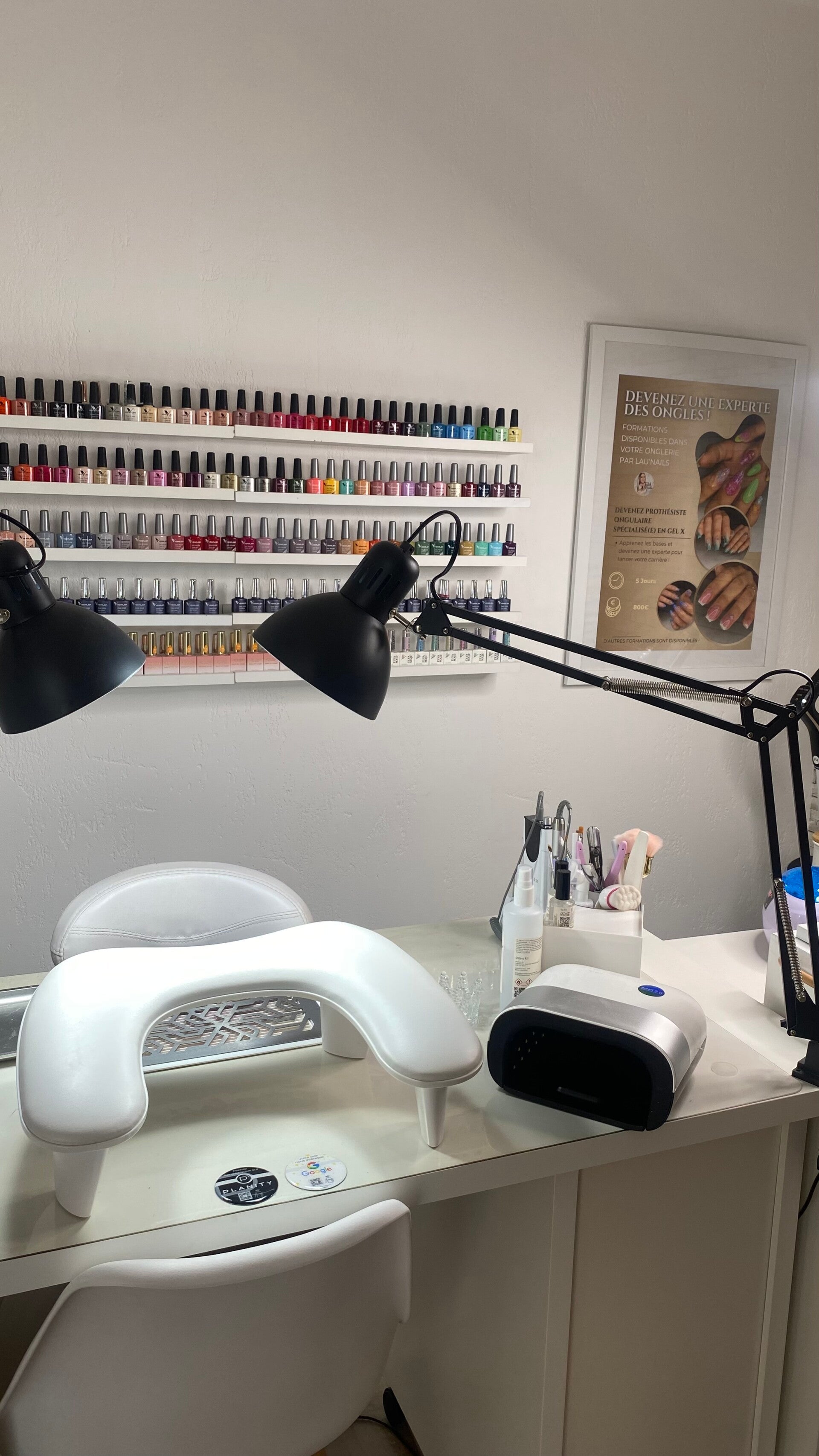 Designs colorés et créatifs sur ongles, formation en nail art et onglerie.