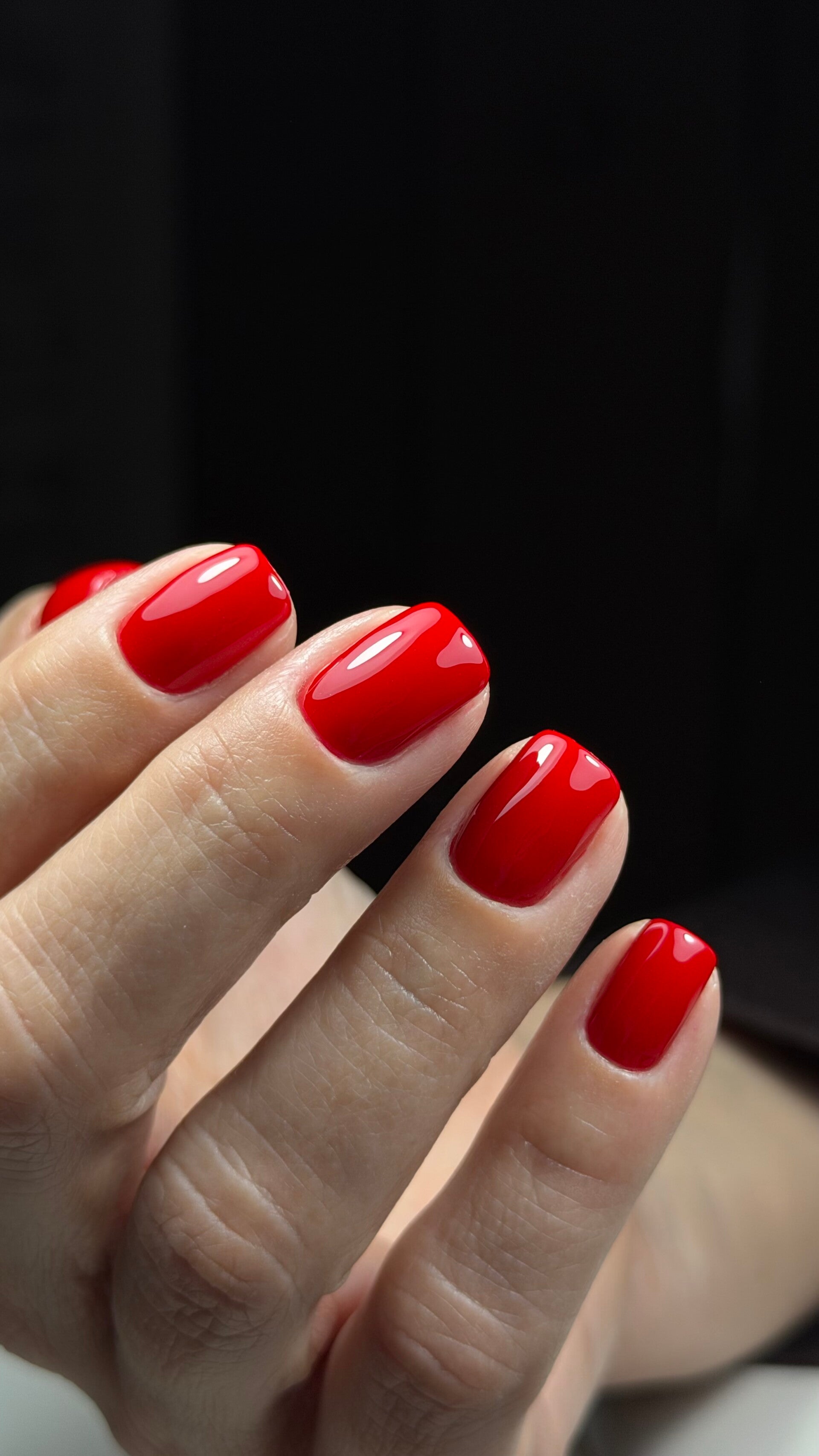 Designs colorés et créatifs sur ongles, formation en nail art et onglerie.