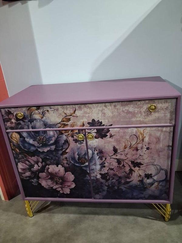 Meuble mauve et decor