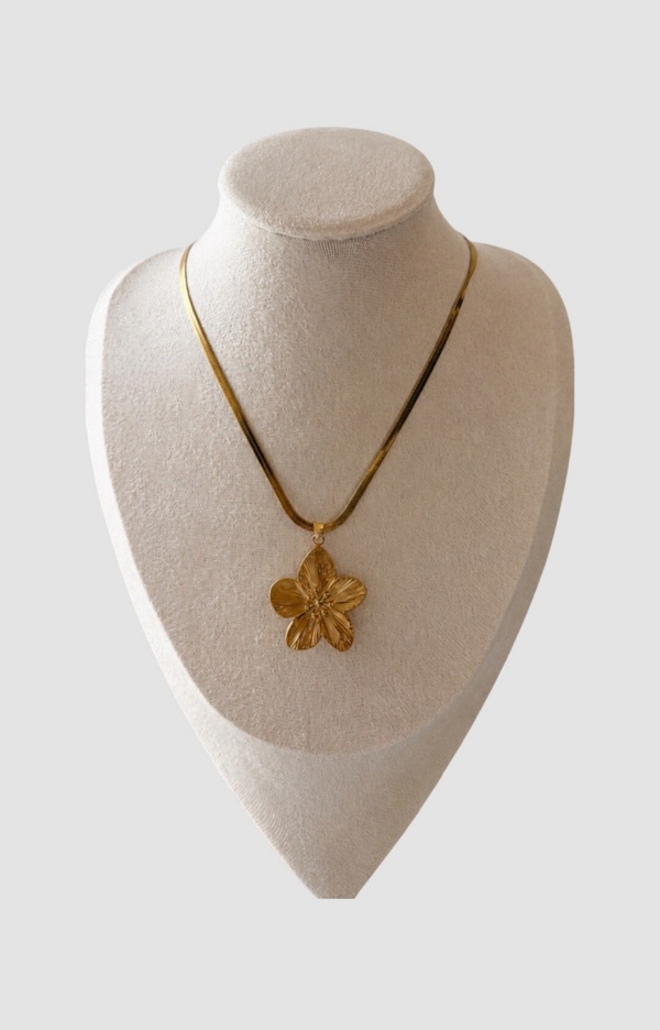 Camellia Golden Necklace