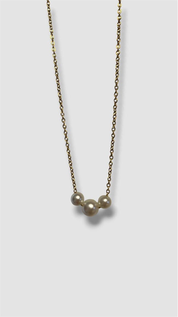 Minimal Pearl Necklace