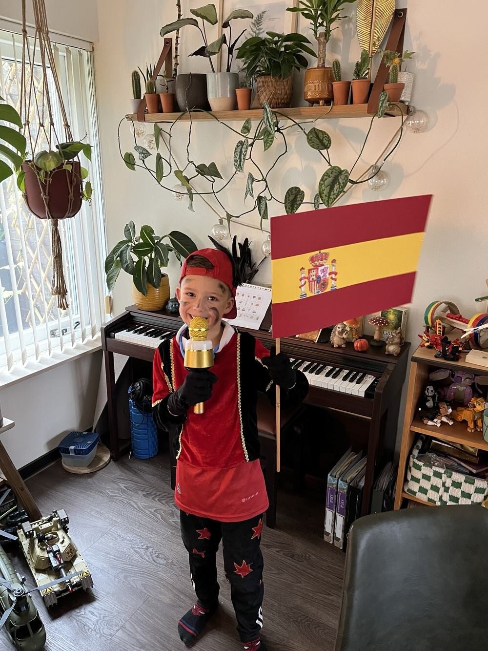 Kind verkleed als piet met een Spaanse vlag, Sinterklaas thuisonderwijs