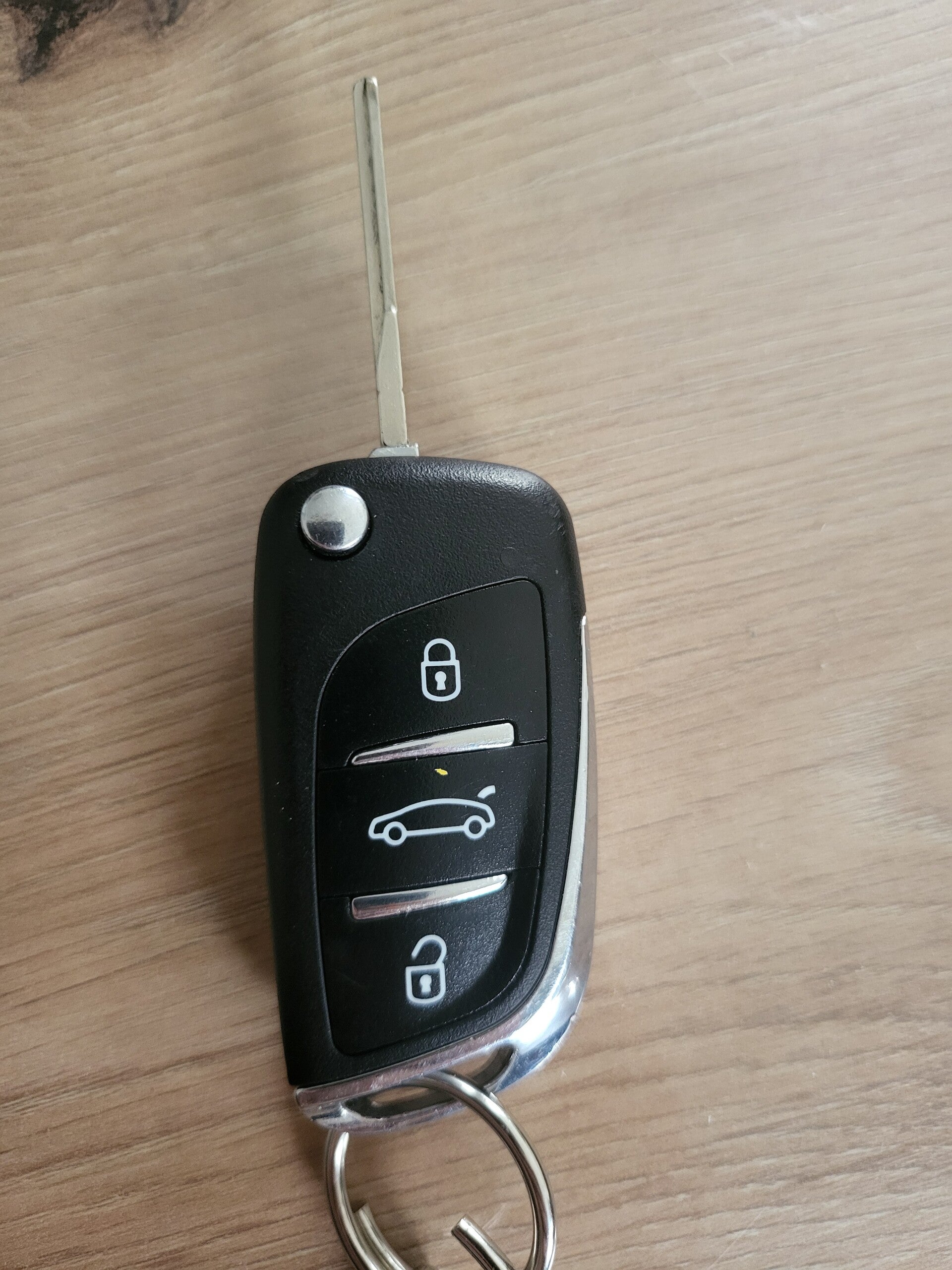 Llave con mando plegable