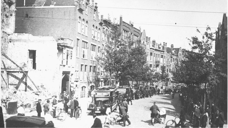 1940 Insulindestraat hoek Bergweg na het bombardement