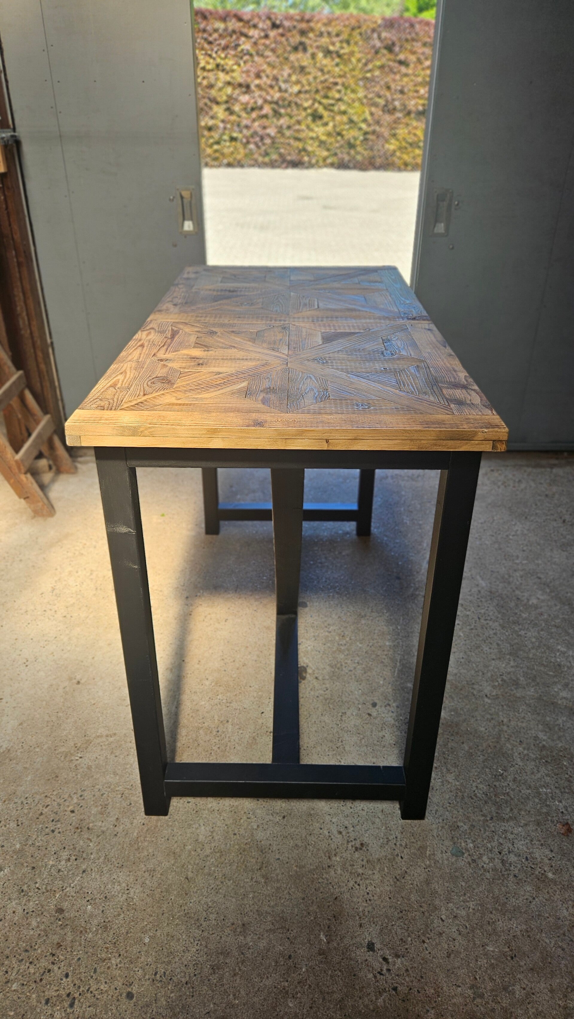 Stoere landelijke bartafel RM Chassigny kasteelvloer stijl