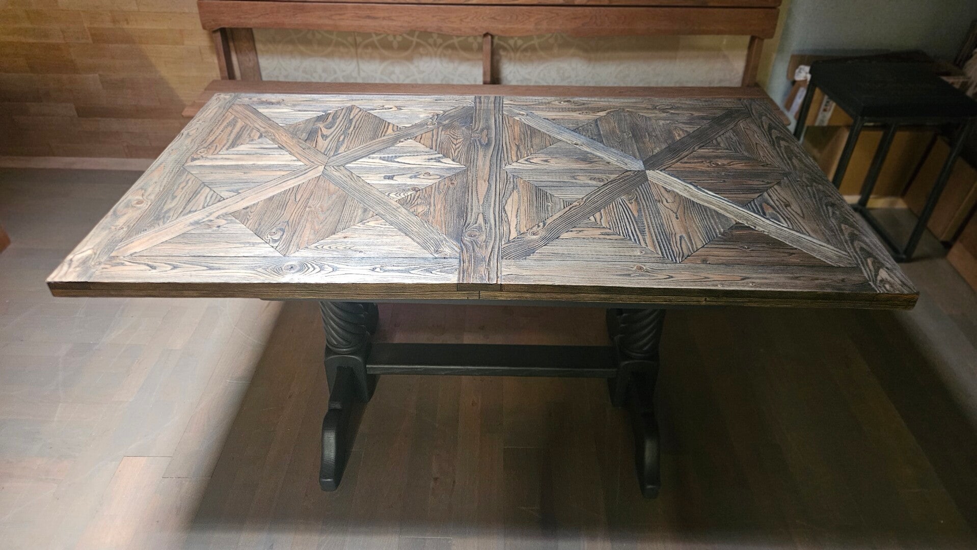 Landelijke kolompoot eettafel met RM kasteelvloer motief
