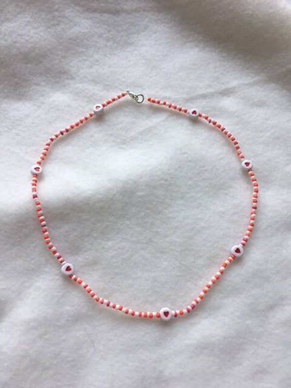 ketting rood/wit met rode hartjes