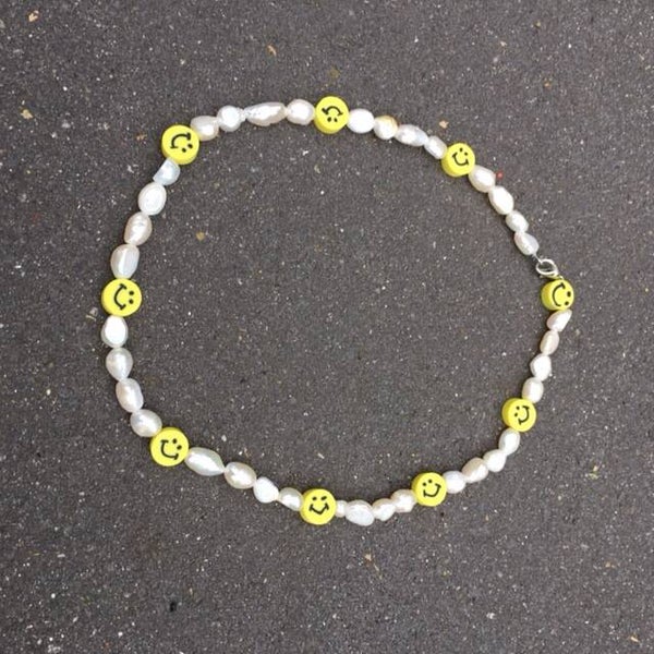 parelketting met gele smileys