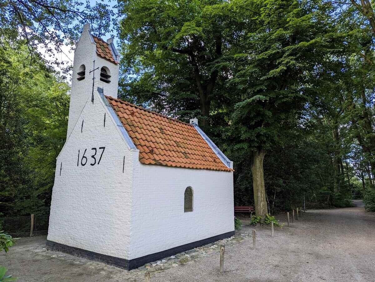 De houten Mariakapel in Westelbeers werd in 1621 verwoest. Er werd in 1637 een stenen kapel gebouwd.