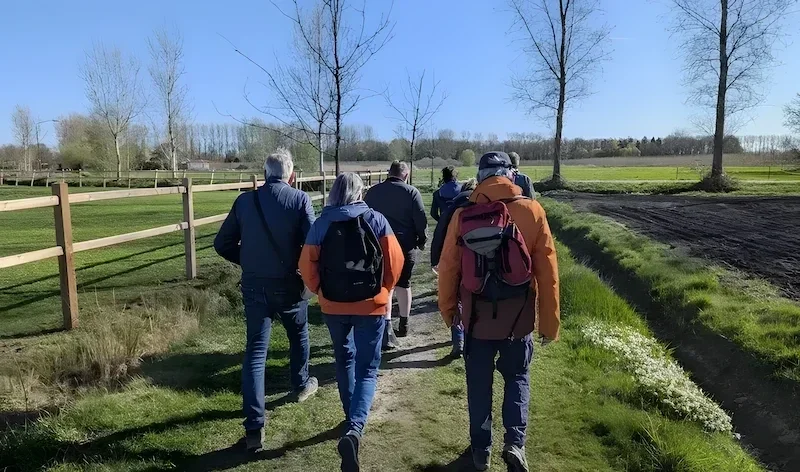 Een gezellige groep wandelaars tijdens een wandeltocht, geplaatst bij een positieve review van vijf - sterren.