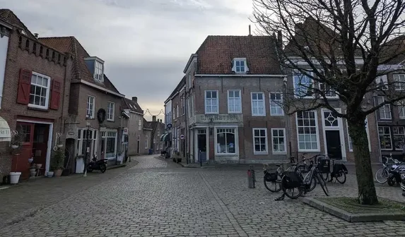 Tegen de stroom in van Dussen naar Heusden. Wandeltocht Joris Linssen Met zijn band Caramba. Wandelen verstingstadje Heusden.