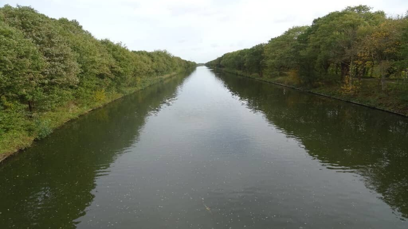 Wandelen langs het Wilhelminakanaal in Oosterhout.