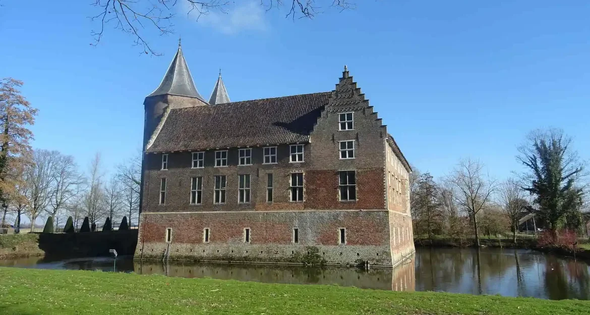 Kasteel in Dussen. Middeleeuws kasteel in Dussen. Wandelen in Dussen.