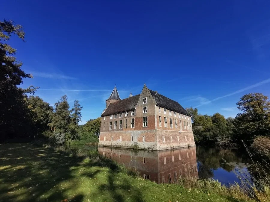 Kasteel Dussen is een Middeleeuws kasteel uit de 13e eeuw. Het kasteel is een unieke trouwlocatie en heeft een grote kasteeltuin.