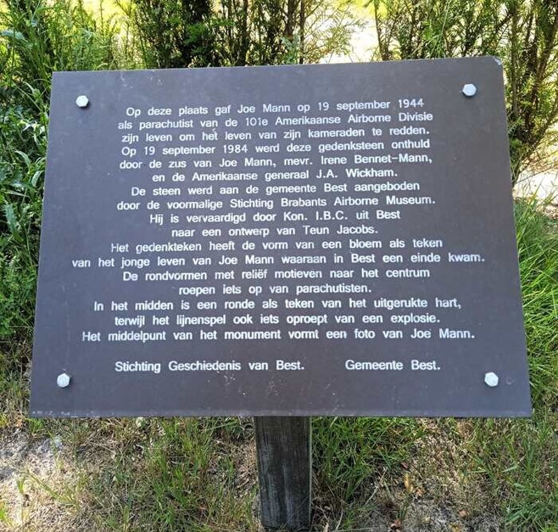 Joe Mann gaf op deze plaats zijn leven om het leven van zijn kameraden te redden. Deze gedenksteen werd onthuld door de zus van soldaat Joe Mann.