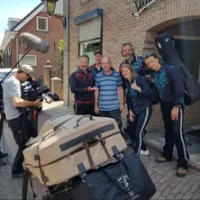 Joris Linssen met zijn band Caramba bij de fietsenmaken Mario Verhoeven uit Dussen.