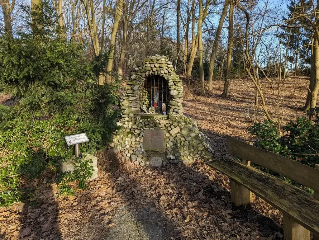 Wandelroute Alphense Bergen. Wandelen door de Alphense en Chaamse bossen. In de bossen van Alphen wandel je langs een rustplek De 'Moeder bescherm onze K.A.J. . Dit is een historische Mariakapel in de bossen van Alphen.