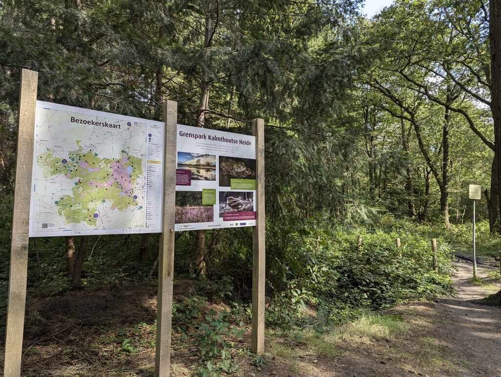 Wandelen bij Grenspark Kalmthoutse Heide. Het natuurgebied is heel afwisselend met mooie landschappen, heide, vennen, bossen en duinen. Ook wandel je door de weilanden en de polders van de Brabantse Wal.