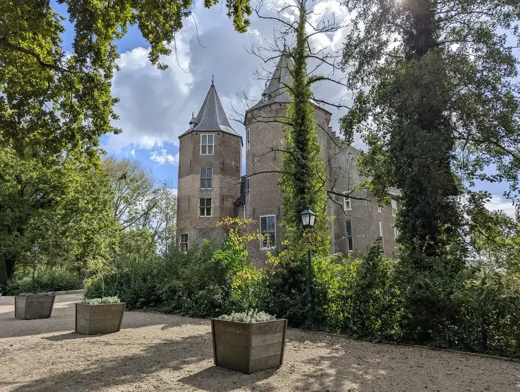 Wandelen langs kasteel Dussen en kasteel Meeuwen. Mooie wandeling langs de Bergsche Maas in Dussen en omgeving.
