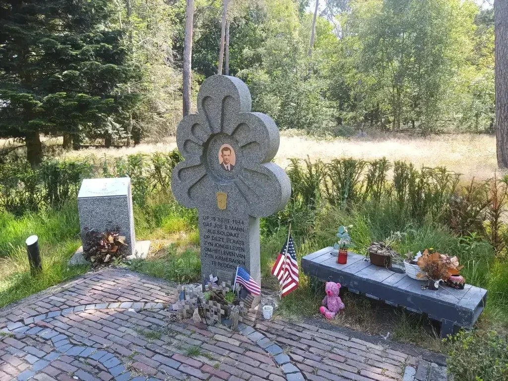 Wandelroute Joe Mann Paviljoen in Best. Mooie en afwisselende wandeling naar het Joe Mann Monument. Wandeling door het bos en langs mooie vennen met mooie uitzichten. 