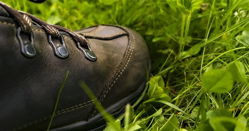 Goede wandelschoenen kopen en de juiste maat kiezen. Wandelen met goede wandelschoenen.
