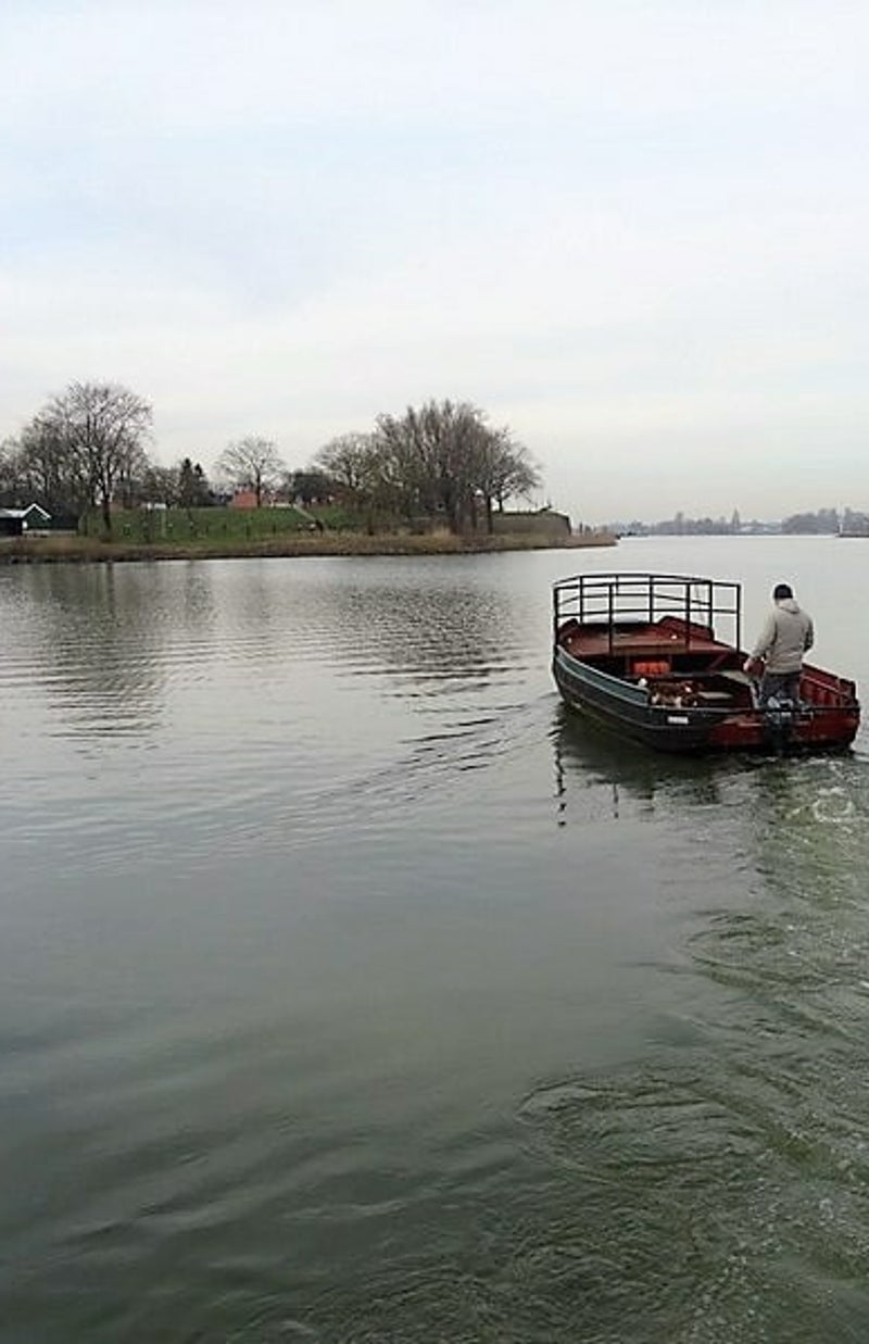 Voetveer tussen Woudrichem en Slot Loevestein.