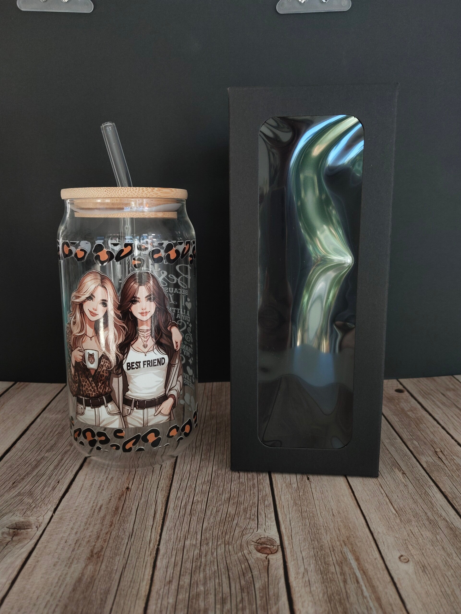 Trinkglas mit verschiedenen Motiven