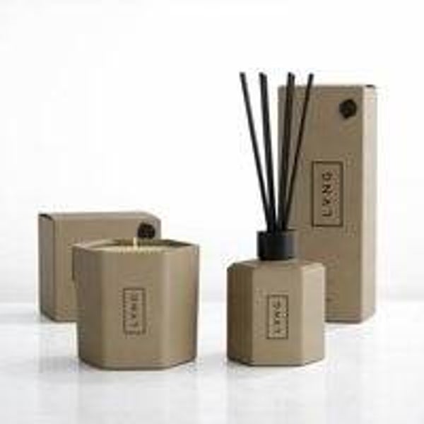 Geschenkset - Geurkaars en Geurstokjes - Cadeauset - Giftset - Huisparfum Casablanca - Giftset | Saffraan & Cederhout, Warm & Zwoel | LVNG