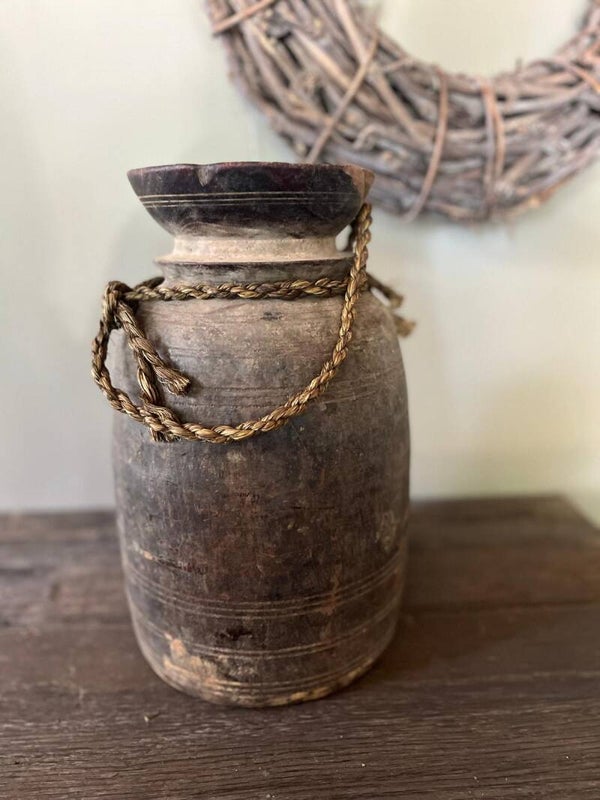 Nepalese kruik met touw (1)