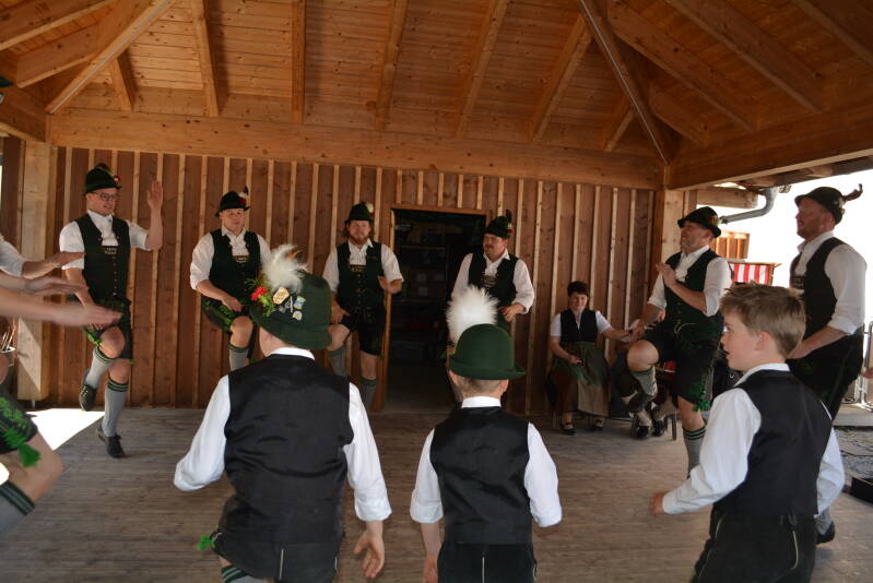 Maibaumaufstellen in Antersdorf