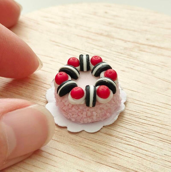 Roze taartje met Oreo's en bessen