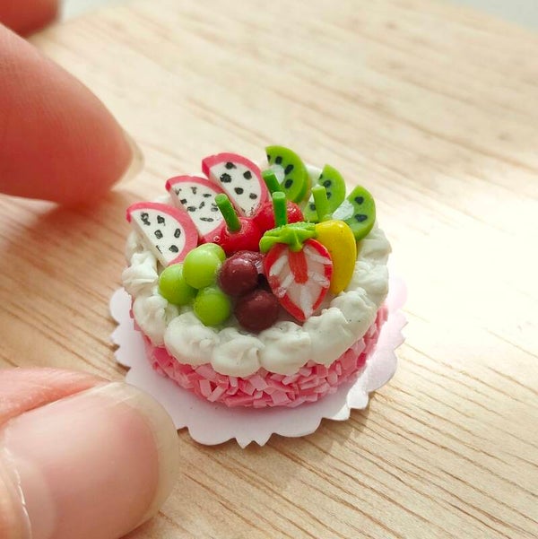 Roze taartje met fruit