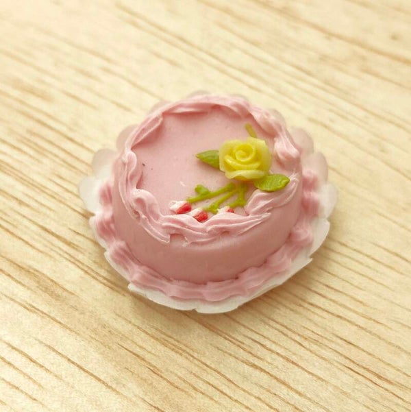 Roze taartje met geel roosje